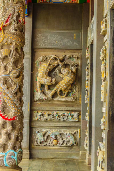 Detailliertes Chinesisches Design Mit Götterstatuen Gold Einschließlich Wandskulpturen Von Drachen — Stockfoto