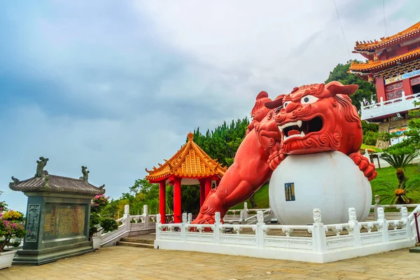 Leão Guardião Chinês Com Bola Pode Ser Visto Entrada Principal — Fotografia de Stock