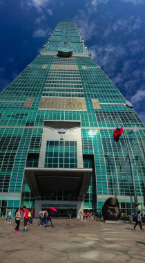 Taipei, Tayvan - 22 Kasım 2015: Taipei 101 kule, kulenin ararken önden görünümü.