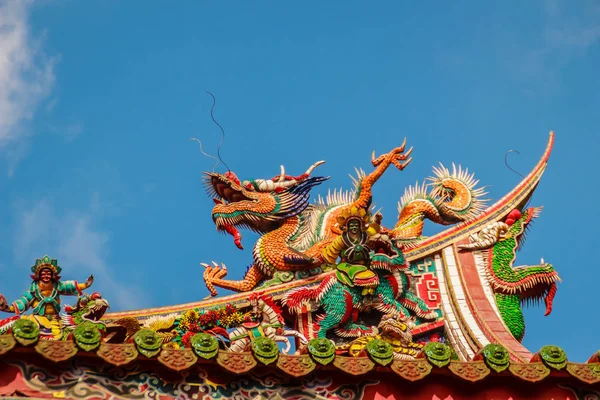 マンカ龍山寺 万華区 台湾の仏教寺院の屋根の上の美しい中国龍の彫刻 創建台北で 1738 年に入植者によって福建省から観音の名誉の Qing の規則の間に — ストック写真