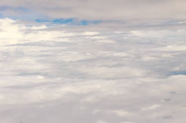 Güzel doğa gökyüzü hava görünümden. Yukarıda gökyüzü ve bulutlar doğa görünüm güzelliği. Beyaz bulutlar ve mavi gökyüzü uçak penceresinden görüntüleyin. Bulutların üstünde güneş gökyüzünde parlıyor.