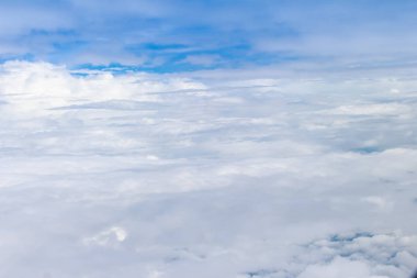 Güzel doğa gökyüzü hava görünümden. Yukarıda gökyüzü ve bulutlar doğa görünüm güzelliği. Beyaz bulutlar ve mavi gökyüzü uçak penceresinden görüntüleyin. Bulutların üstünde güneş gökyüzünde parlıyor.