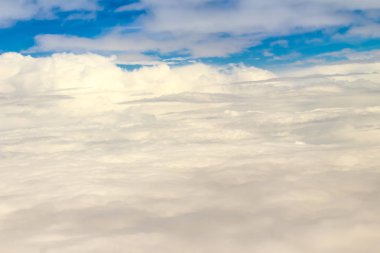 Güzel doğa gökyüzü hava görünümden. Yukarıda gökyüzü ve bulutlar doğa görünüm güzelliği. Beyaz bulutlar ve mavi gökyüzü uçak penceresinden görüntüleyin. Bulutların üstünde güneş gökyüzünde parlıyor.