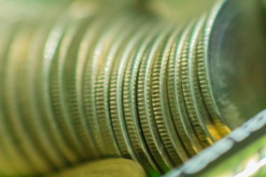 Para kurtarma konsepti için sikke arka plan bulanık yığını