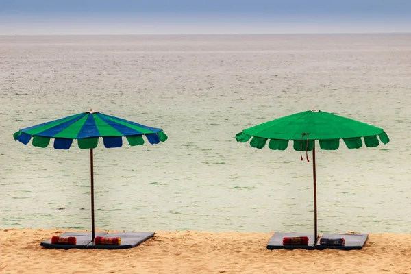 Bella Spiaggia Sabbiosa Con Ombrellone Materasso Cuscino — Foto Stock