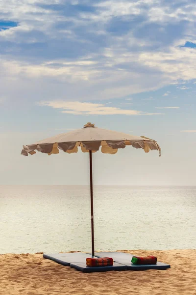 Praia Areia Bonita Com Guarda Chuva Colchão Travesseiro — Fotografia de Stock