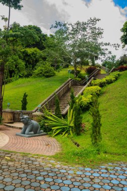 Khao Khad sayısı (tabela çevrilmiştir) kule turistler arasında başka bir popüler görünümü noktasıdır. Onlar her zaman bu kule etkileyici sahne yakalamak için bir ziyaret yapmak. Bu kuleden turist gibi Chalong bay, 360 derecelik görüş Pan keyfini çıkarabilirsiniz