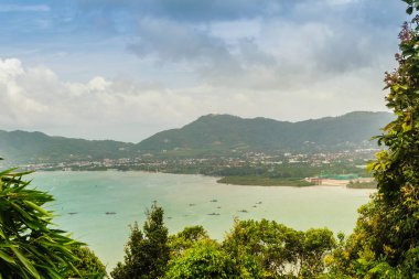 Güzel manzara Khao Khad sayısı Tower, Chalong bay, cape Panwa, efendim ada, Bon Adası, Phuket Phuket şehir dahil olmak üzere küçük ve büyük adalara gibi 360 derecelik görüş turist tadını çıkarabilirsiniz. Bu kule Vichit ilçe göre yapılmıştır 