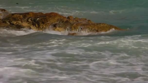 海边的海浪在海滩上创造出美丽的白色气泡 海浪击中海滩上的岩石 — 图库视频影像