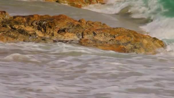 Krásné Bílé Bubliny Vytvořené Vlny Oceánu Pobřeží Pláži Vlny Oceánu — Stock video