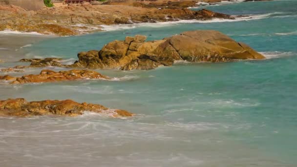 海边的海浪在海滩上创造出美丽的白色气泡 海浪击中海滩上的岩石 — 图库视频影像