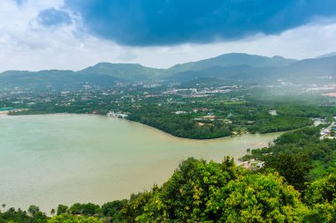Güzel manzara Khao Khad sayısı Tower, Chalong bay, cape Panwa, efendim ada, Bon Adası, Phuket Phuket şehir dahil olmak üzere küçük ve büyük adalara gibi 360 derecelik görüş turist tadını çıkarabilirsiniz. Bu kule Vichit ilçe göre yapılmıştır 