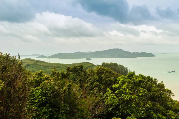 Khad 景观塔美丽的景色 游客可以享受360度的看法 如查龙湾 攀海角 陛下岛 在普吉岛周围的小和大岛屿 包括普吉岛 这座塔是根据 Vichit — 图库照片