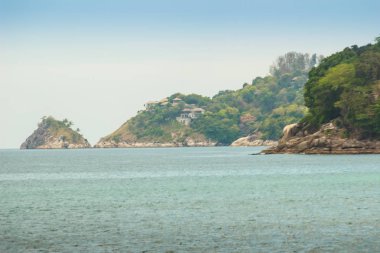 Patong beach Kalim beach, küçük plaj Kalim balıkçı köyü Kalim Beach güzel deniz manzarası görülmektedir.