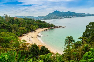 Güzel deniz manzarası görünümü küçük ve özel Beach arasında Kamala beach ve Kalim Beach Kathu District, Phuket, Tayland