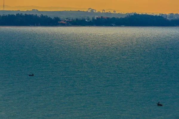 Hermoso Amanecer Sobre Mar Mañana Día Nublado Que Los Rayos —  Fotos de Stock