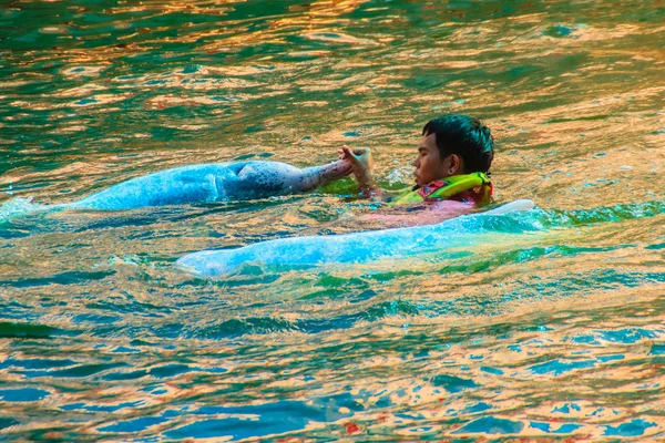 Chanthaburi Thailand Mei 2015 Trainer Rijden Het Onderwijzen Van Dolfijn — Stockfoto