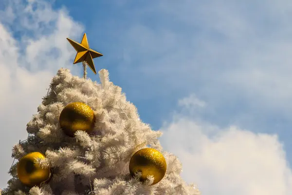 Beautiful Golden Star Top Outdoor White Chrismas Tree Golden Balls — Stock Photo, Image