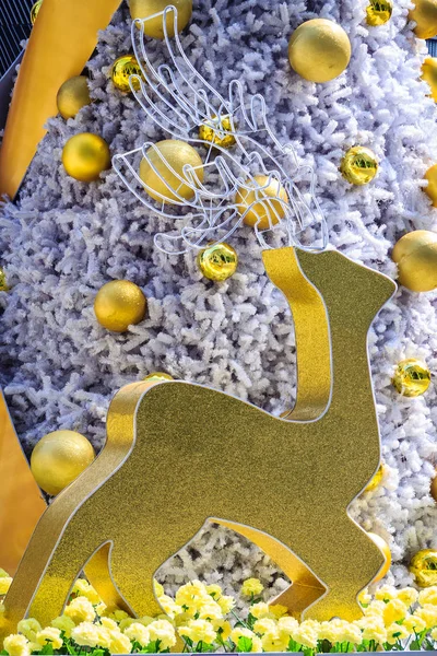 Hermosas Bolas Oro Decoración Del Árbol Navidad Blanco Aire Libre — Foto de Stock