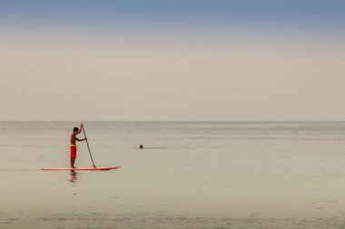 Kimliği belirsiz turist yelken Naiyang Beach, Phuket Uluslararası Havaalanı, Phuket Eyaleti, Tayland yakın harika plaj güzel deniz manzarası manzaralı keyfini çıkarın.