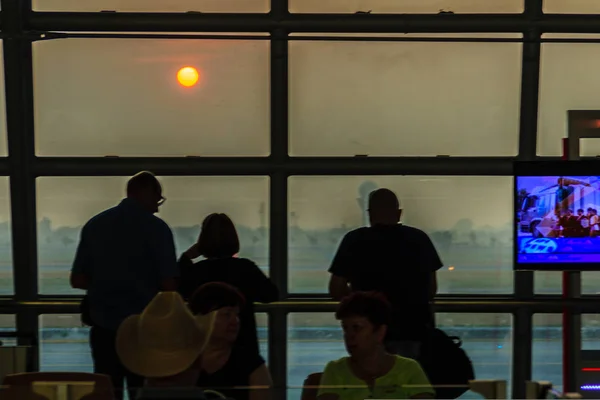 Toeristen Wachten Ochtendvlucht Luchthaven Poort Kijken Door Het Raam Glas — Stockfoto