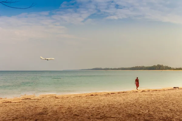 Kimliği belirsiz turist ve güzel deniz manzarası görünümü Naiyang Beach Phuket Uluslararası Havaalanı, Phuket Eyaleti, Tayland iniş uçak ise.
