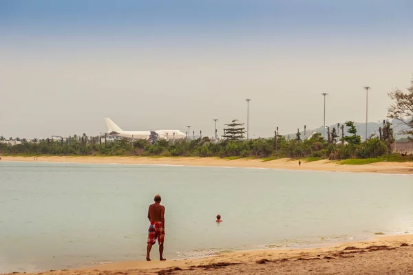 Turistas Não Identificados Bela Vista Praia Naiyang Enquanto Avião Pousa — Fotografia de Stock