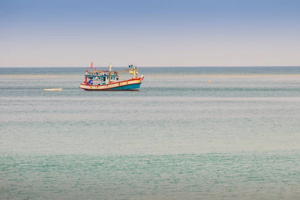 Rybak Łódź Piękny Widok Seascape Naiyang Beach Wspaniałej Plaży Pobliżu — Zdjęcie stockowe