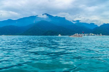 Güzel manzara göl güneş ay sabah ile mavi arka plan güneş ay Gölü Yuchi İlçesi, Nantou County, Tayvan