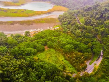 Sun Moon Gölü teleferik, güneş ay Gölü Formosa Aborijin Kültür Köyü Tema Parkı ile bağlayan doğal gondol kablo araba servisi güneş Monn gölden üstten görünüm.