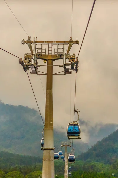 新月湖缆车服务是连接新月湖与台湾福莫萨原住民文化村主题公园的观景缆车服务 — 图库照片