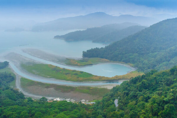 Вид на озеро Sun Monn с канатной дороги Sun Moon Lake Ropeway, живописного канатного дороги, соединяющего озеро Sun Moon с тематическим парком Formosa Aboriginal Culture Village
.