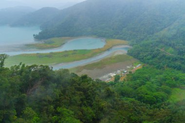 Sun Moon Gölü teleferik, güneş ay Gölü Formosa Aborijin Kültür Köyü Tema Parkı ile bağlayan doğal gondol kablo araba servisi güneş Monn gölden üstten görünüm.