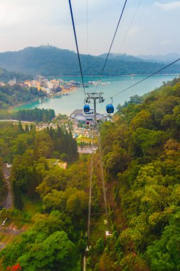 Nantou, Tayvan - 21 Kasım 2015: Sun Moon Gölü teleferik güneş ay Gölü Formosa Aborijin Kültür Köyü Tema Parkı ile bağlanan bir doğal Gondol Teleferik hizmetidir.