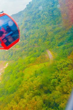 Sun Moon Gölü teleferik, güneş ay Gölü Formosa Aborijin Kültür Köyü Tema Parkı ile bağlayan doğal gondol kablo araba servisi güneş Monn gölden üstten görünüm.