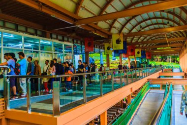 Nantou, Tayvan - 21 Kasım 2015: Sun Moon Gölü teleferik güneş ay Gölü Formosa Aborijin Kültür Köyü Tema Parkı ile bağlanan bir doğal Gondol Teleferik hizmetidir.