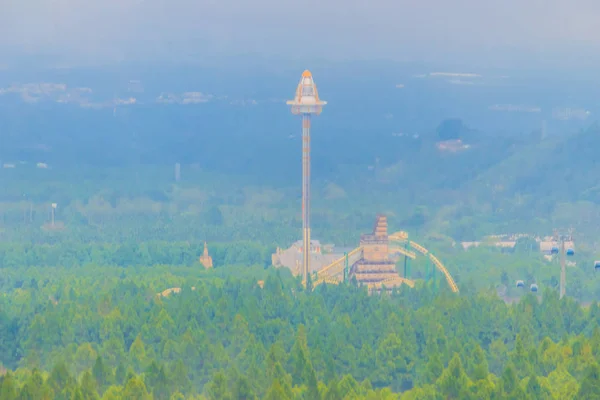 台湾原住民の文化テーマパークで Ufo タワー最も高い自由落下に乗る — ストック写真