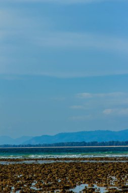 Güzel taş taş plaj deniz suyu dramatik mavi gökyüzü arka plan ile bulutlu gün çekildi..