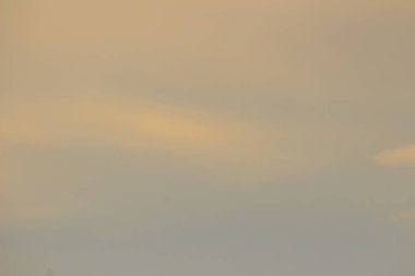 Açık mavi gökyüzü ile beyaz bulutlar. Bulutsuz gökyüzünde. Bir bulut ile mavi gökyüzü görünümü gündüz ıssız boş hava temiz gizlenmiş.