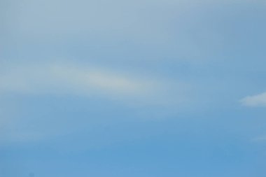 Açık mavi gökyüzü ile beyaz bulutlar. Bulutsuz gökyüzünde. Bir bulut ile mavi gökyüzü görünümü gündüz ıssız boş hava temiz gizlenmiş.