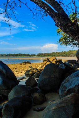 Güzel taş taş plaj deniz suyu dramatik mavi gökyüzü arka plan ile bulutlu gün çekildi..