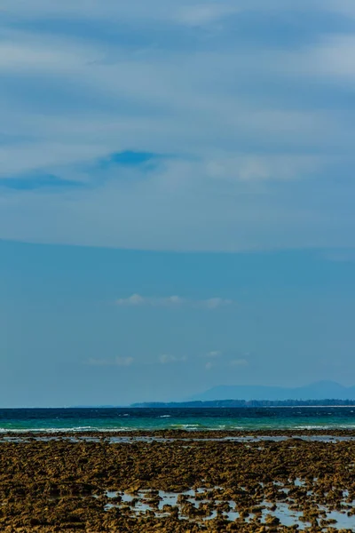 Schöne Felssteine Strand Als Das Meerwasser Bewölkten Tag Mit Dramatischem — Stockfoto