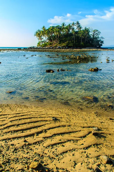 Solitaria Isla Remota Con Playa Rocas Árboles Cuando Agua Del —  Fotos de Stock