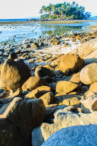 Solitaria Isla Remota Con Playa Rocas Árboles Cuando Agua Del — Foto de Stock