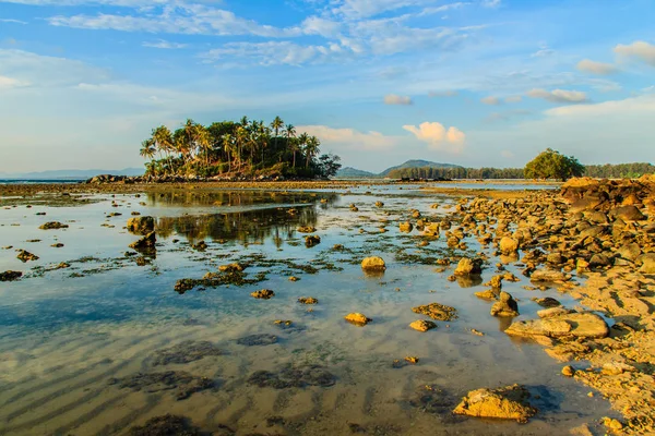 Einsame Abgelegene Insel Mit Felsstrand Und Baum Als Das Meerwasser — Stockfoto