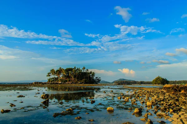 Eenzame Afgelegen Eiland Met Rots Strand Boom Als Het Zeewater — Stockfoto