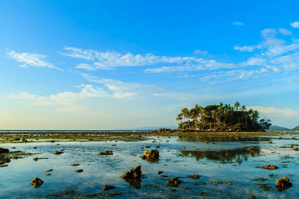 Einsame Abgelegene Insel Mit Felsstrand Und Baum Als Das Meerwasser — Stockfoto