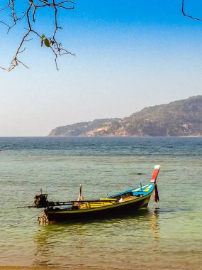 Balıkçı tekne ve güzel deniz manzarası görünümü Kalim Beach, yakın Patong beach, Kathu District, Phuket, Tayland.