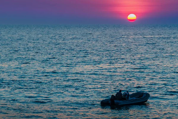 Ηλιοβασίλεμα Στη Θάλασσα Πορτοκαλί Στρογγυλό Και Φωτεινό Ήλιο Σούρουπο Πάνω — Φωτογραφία Αρχείου