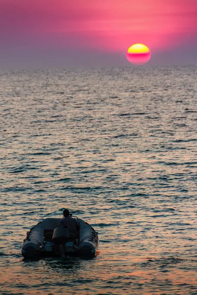 Ηλιοβασίλεμα Στη Θάλασσα Πορτοκαλί Στρογγυλό Και Φωτεινό Ήλιο Σούρουπο Πάνω — Φωτογραφία Αρχείου